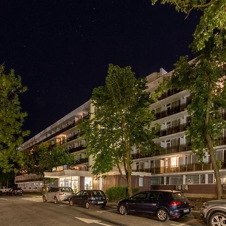 Hotel Neko Сатурн Екстериор снимка
