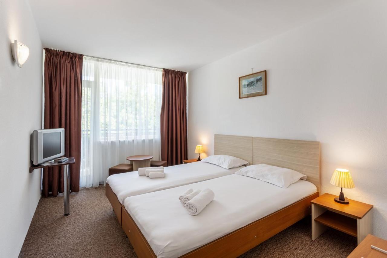 Hotel Neko Сатурн Екстериор снимка
